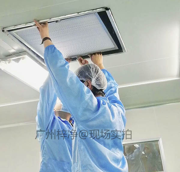 工作人員正在安裝無塵室高效過濾器