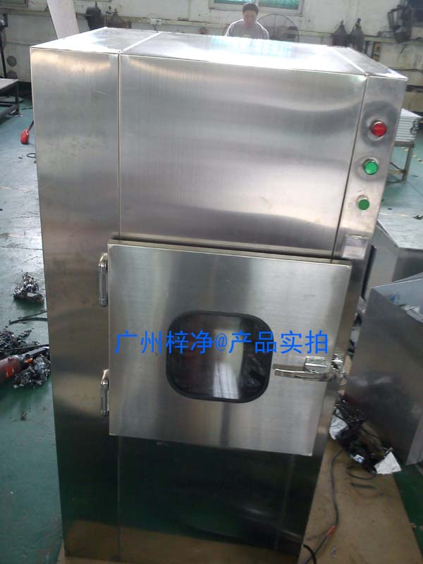 風淋傳遞窗是為了防止潔凈室之間的交叉污染而設計的潔凈室配套設備,增加了凈化除塵功能。 風淋傳遞窗