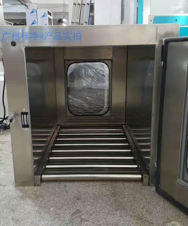 滾筒輸送線傳遞窗是在傳遞窗底部安裝不銹鋼滾筒,方便物料傳遞。 滾筒輸送線傳遞窗是在傳遞窗底部安裝不銹鋼滾筒