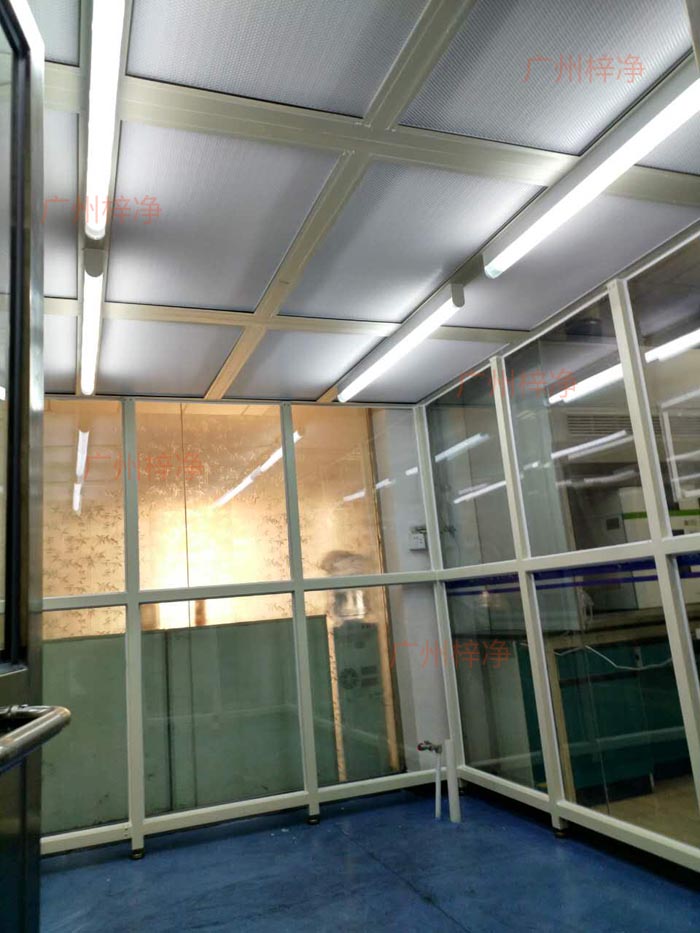 潔凈棚中的空氣過濾器是凈化空氣的核心部件，其性能直接影響潔凈度。高效空氣過濾器（HEPA）的過濾效率、濾料更換周期和過濾器維護狀況均會影響空氣潔凈度。