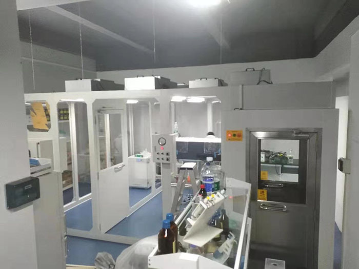 百級潔凈棚在研究病原微生物、疫苗開發(fā)等領(lǐng)域，百級潔凈棚是必不可少的。